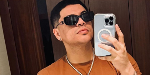 Mexican singer Eduin Caz was seen wearing black Prada PR 14YS 1AB5S0 sunglasses in a social media post.