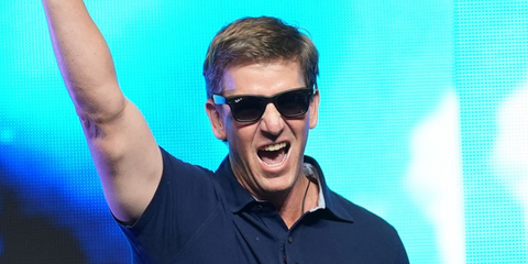 Retired American football quarterback Eli Manning was seen wearing black Ray-Ban Meta Wayfarer RW4006 601S/T3 Polarised Smart Glasses onstage at Fanatics Fest NYC 2025 in New York City. Shop online now on Pretavoir