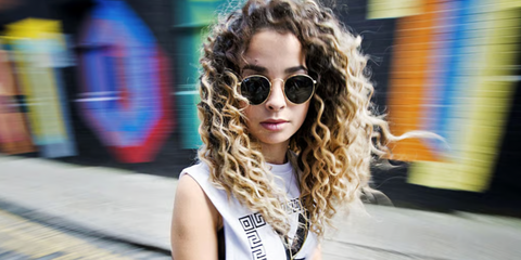 Singer-songwriter Ella Eyre was seen wearing gold Ray-Ban Round Metal 3447 001  sunglasses in a feature on The Standard. Shop online now on Pretavoir