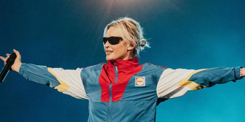 Lead singer of Linkin Park Emily Armstrong was seen wearing black Ray-Ban Balorama RB 4089 601/31 sunglasses onstage at Linkin Farm From Zero World Tour 2025 in Germany. Shop online now on Pretavoir