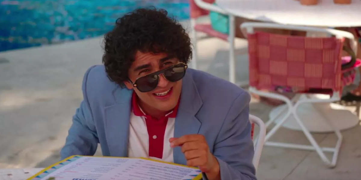 Mexican actor Enrique Arrizon was seen wearing black and gold Versace Medusa Charm 2199 1002/81 Polarised sunglasses in Acapulco, season 1 episode 6 as Maximo Gallardo.