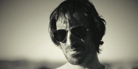 Irish actor Eoin Macken was seen wearing Ray-Ban Aviator II RB 3689 9147/31 sunglasses in his Instagram post, March 2025.