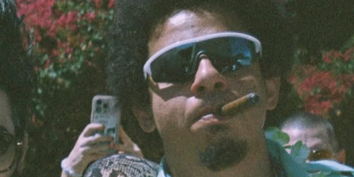 Actor and comedian Eric André was seen wearing white Oliver Peoples R-7 OV5560S 7007/55 sunglasses with blue flash mirror lenses in her Instagram post, April 2026.