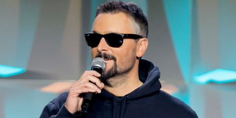 American country musician Eric Church was seen wearing rubber black Ray-Ban New Wayfarer 2132 622 sunglasses during the CRS 2025 in Nashville. Shop online now on Pretavoir