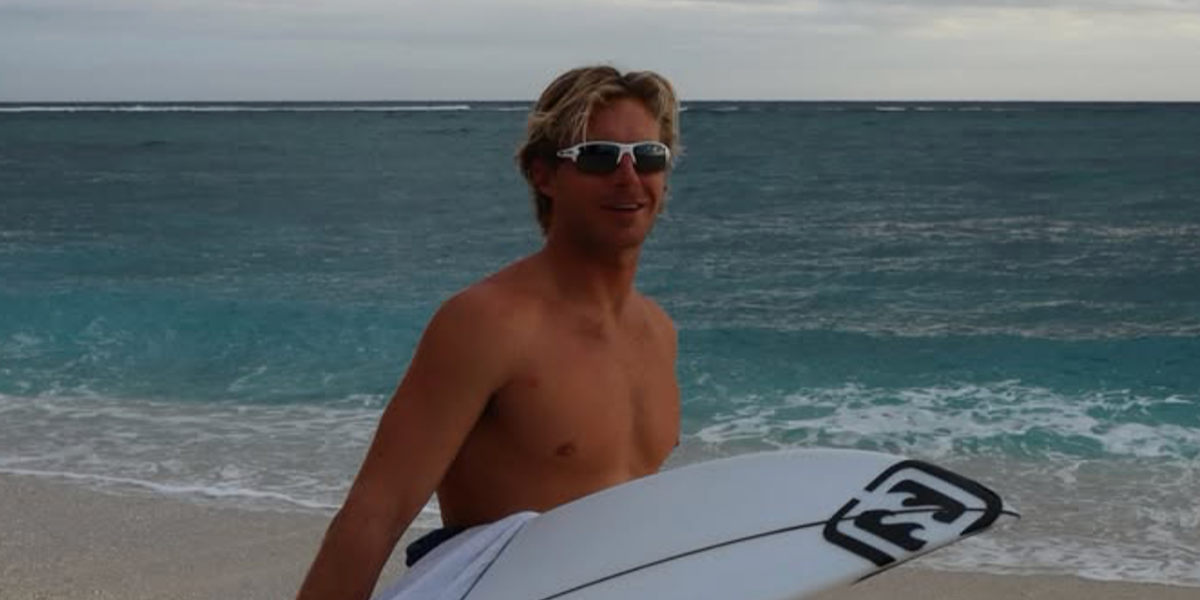 Australian surfer Ethan Ewing was seen wearing white Oakley Flak 2.0 XL OO9188 94 sunglasses in Fiji, August 2026.