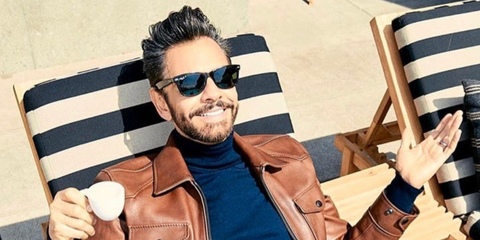 Mexican actor Eugenio Derbez was seen wearing black Ray-Ban New Wayfarer 2132 901/58 Polarised sunglasses in his Instagram post, August 2021.