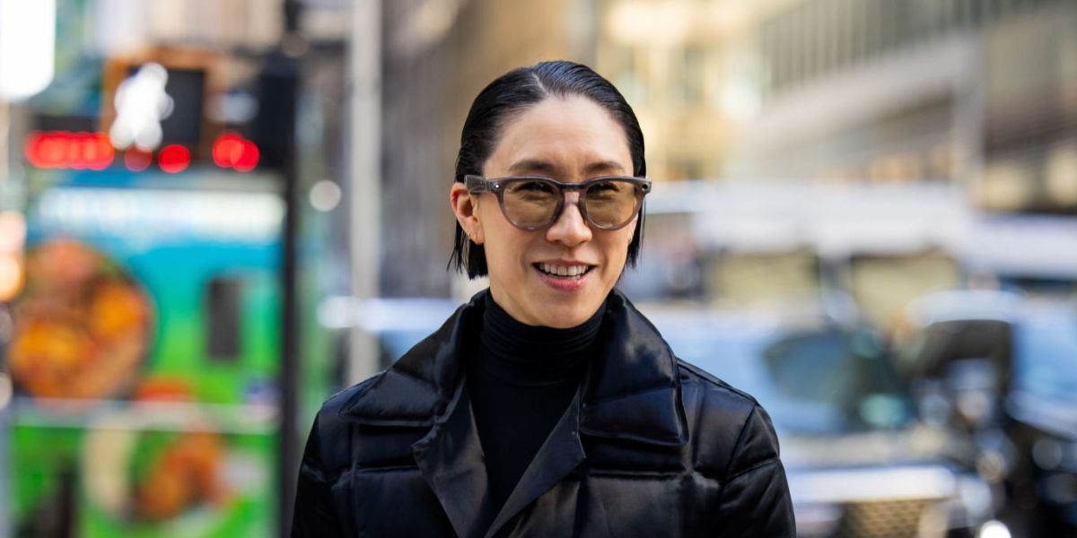 Fashion executive Eva Chen was seen wearing Ray-Ban Meta Headliner RW4009 6705/ZX Photochromic Smart Glasses with yellow transition lenses during New York Fashion Week season Fall/Winter 2025. Shop online now on Pretavoir