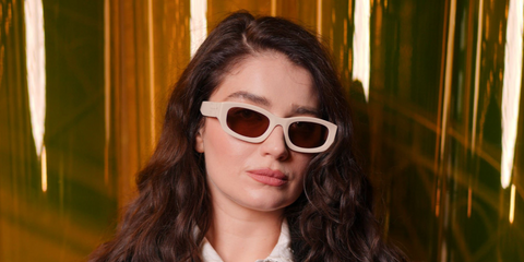 Irish actress Eve Hewson was seen wearing white Miu Miu MU B04S 21D90Q sunglasses with brown lenses at the Miu Miu Spring/Summer 2026 fashion show during Paris Fashion Week. Shop online now on Pretavoir