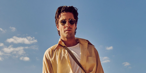 Actor Fabien Frankel was seen wearing Ray-Ban Round Metal RB 3447N 001 sunglasses at the All Points East Festival 2022. Shop online now on Pretavoir