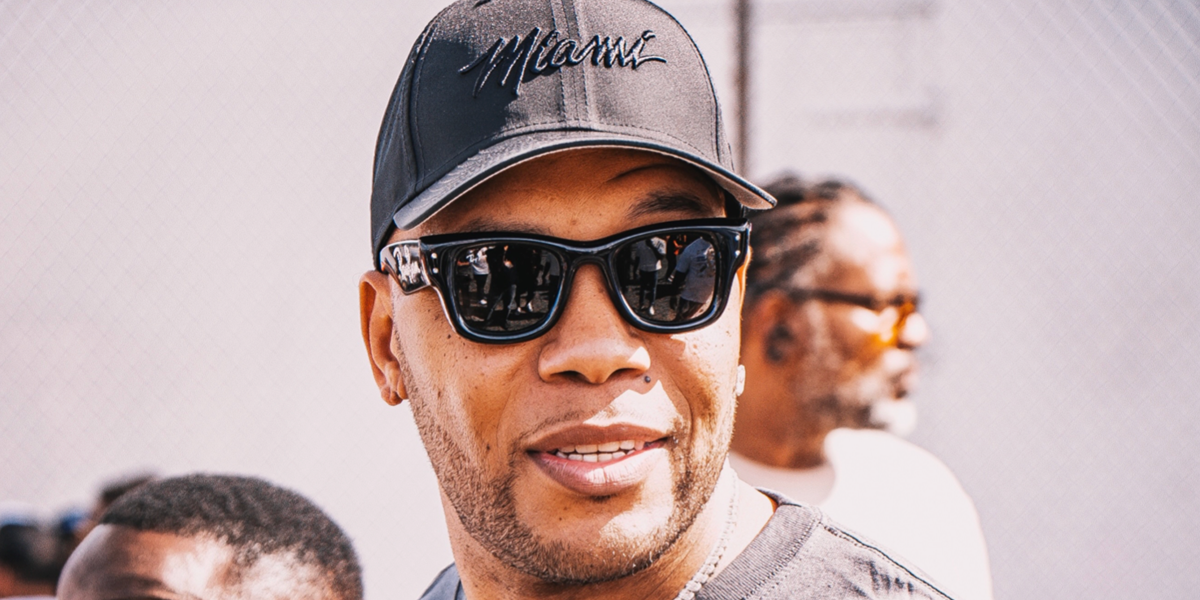 Flo Rida was seen wearing black Ray-Ban Wayfarer Puffer Crystal Edition RB 4940B 6864/87 sunglasses in his Instagram post, July 2026.