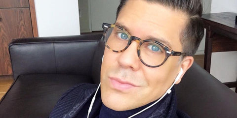 Swedish real estate broker and television personality Fredrik Eklund was seen wearing tortoiseshell Oliver Peoples Gregory Peck OV5186 1003 Cocobolo round glasses in his social media post. Shop online now on Pretavoir
