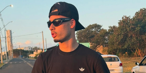 Brazilian footballer Gabriel Martinelli of the Arsenal FC was seen wearing black Balenciaga BB0157S 001 sunglasses in a social media post.