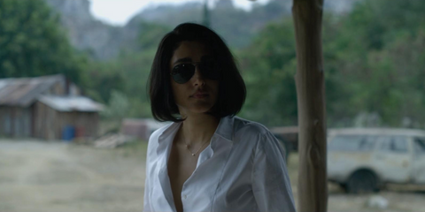 Iranian-French actress Golshifteh Farahani was seen wearing black Ray-Ban Aviator Large Metal II RB 3026 L2821 oversized sunglasses in 2020 action/thriller movie Extraction as Nik Khan. Shop online now on Pretavoir