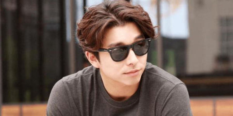 South Korean actor Gong Yoo was seen wearing the iconic Ray-Ban Wayfarer 2140 901 Black sunglasses. Shop online on Pretavoir