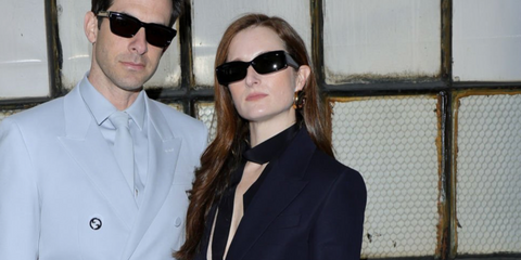 Actress Grace Gummer, pictured with husband DJ Mark Ronson, was seen wearing black Gucci GG1528S 001 sunglasses at the Gucci Fall/Winter 2024 fashion show during Milan Fashion Week. Shop online now on Pretavoir