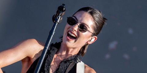 Gracie Abrams was seen wearing black Saint Laurent SL 799 001 sunglasses onstage at the Mad Cool 2025 in Madrid, July 2025. Shop online now on Pretavoir