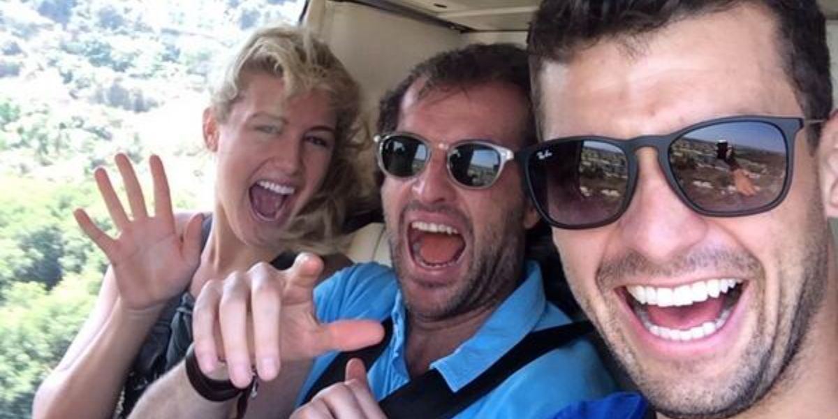 Bulgarian tennis player Grigor Dimitrov, pictured on the far right, was seen wearing black Ray-Ban Chris 4187 622/8G sunglasses in his Twitter / X post. Shop online now on Pretavoir