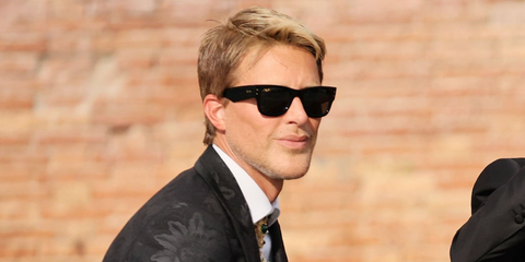 Brazilian content creator Gui Siqueira was seen wearing black Ray-Ban Mega Wayfarer RB 0840S 901/31 sunglasses at the Jeff Bezos & Lauren Sanchez wedding in Venice, Italy, June 2025. Shop online now on Pretavoir
