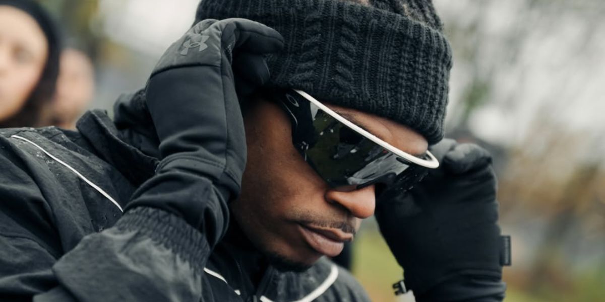 Gunna was seen wearing white Oakley Meta Vanguard OW8001 05 Smart Glasses with prizm black lenses in his Wunna Run 5K promotion post on Instagram