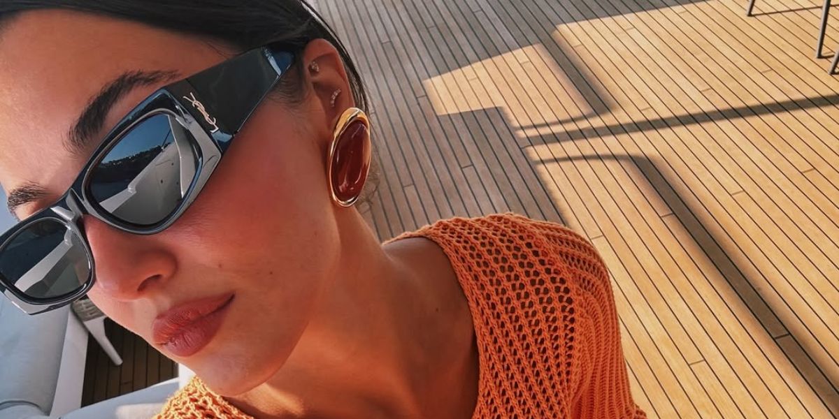 Turkish actress Hande Ercel was seen wearing black Saint Laurent SL M140 001 sunglasses in her Instagram post
