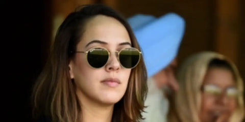 British-Mauritian model Hazel Keech was seen wearing Ray-Ban Round Metal 3447 001 sunglasses