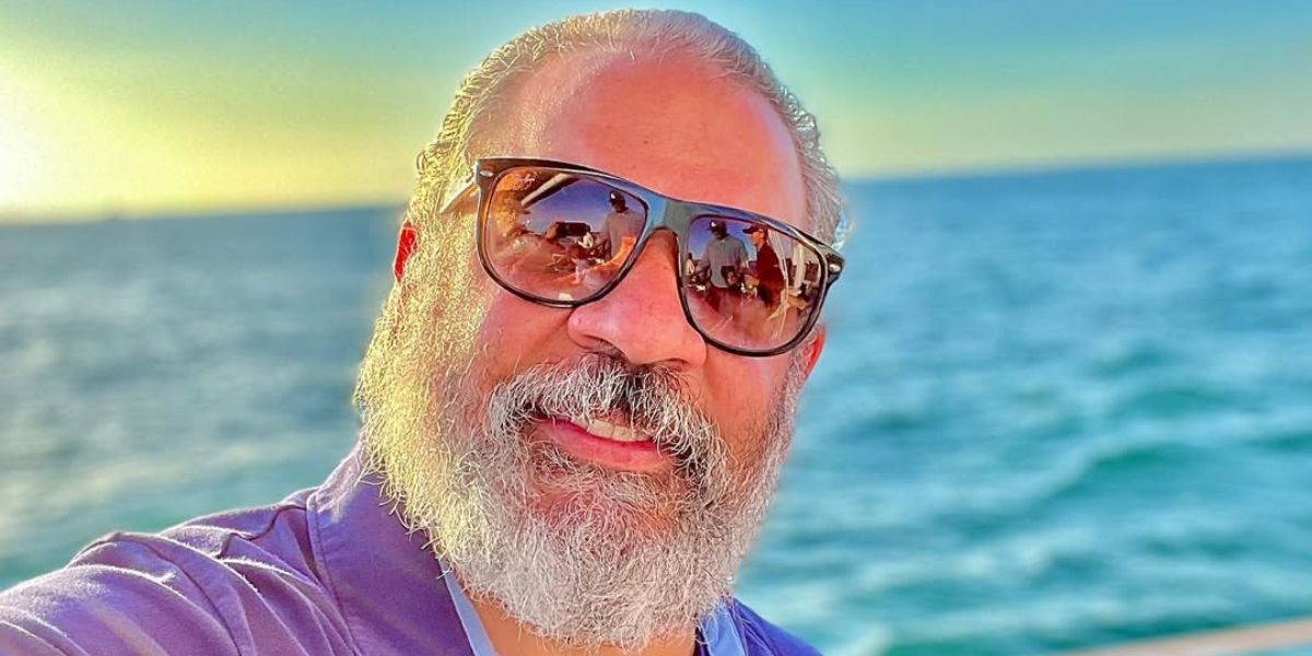 Actor Hemky Madera was seen wearing black Ray-Ban Boyfriend RB 4147 6095/85 sunglasses with brown gradient lenses in his Instagram post, January 2023.
