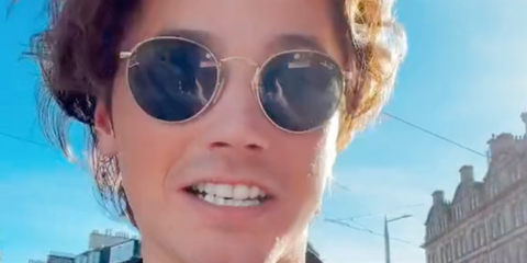 Actor Henry Rowley was seen wearing Ray-Ban Round Metal RB 3447N 001 sunglasses in Edinburgh, shared on his TikTok video in August 2023.