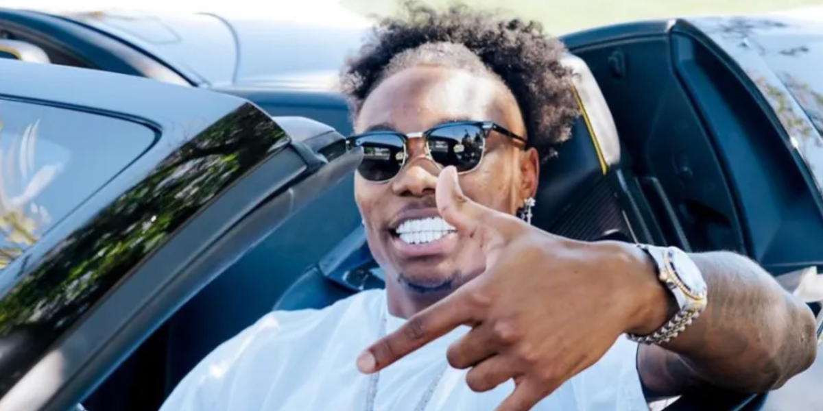 American football wide receiver Henry Ruggs III was seen wearing the iconic Ray-Ban Clubmaster 3016 W0365 Black half-rim sunglasses. Shop online now on Pretavoir
