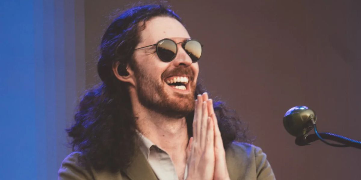 Irish singer Hozier was seen wearing black Ray-Ban RB 3647N 002/58 Polarised round aviator sunglasses onstage at the Lollapalooza Festival Argentina, March 2024. Shop online now on Pretavoir