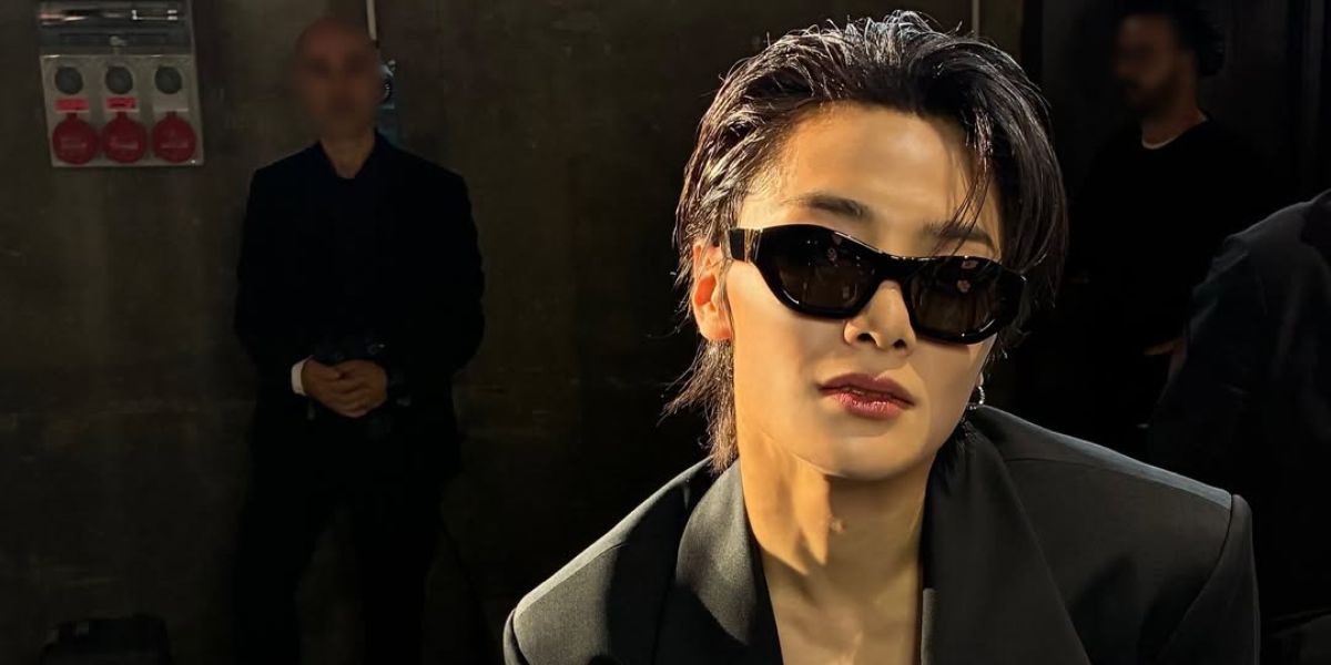South Korean singer I.N. of K Pop group Stray Kids was seen wearing black Bottega Veneta BV1221S 001 sunglasses at the Bottega Veneta Spring/Summer 2026 fashion show durng Milan Fashion Week. Shop online now on Pretavoir