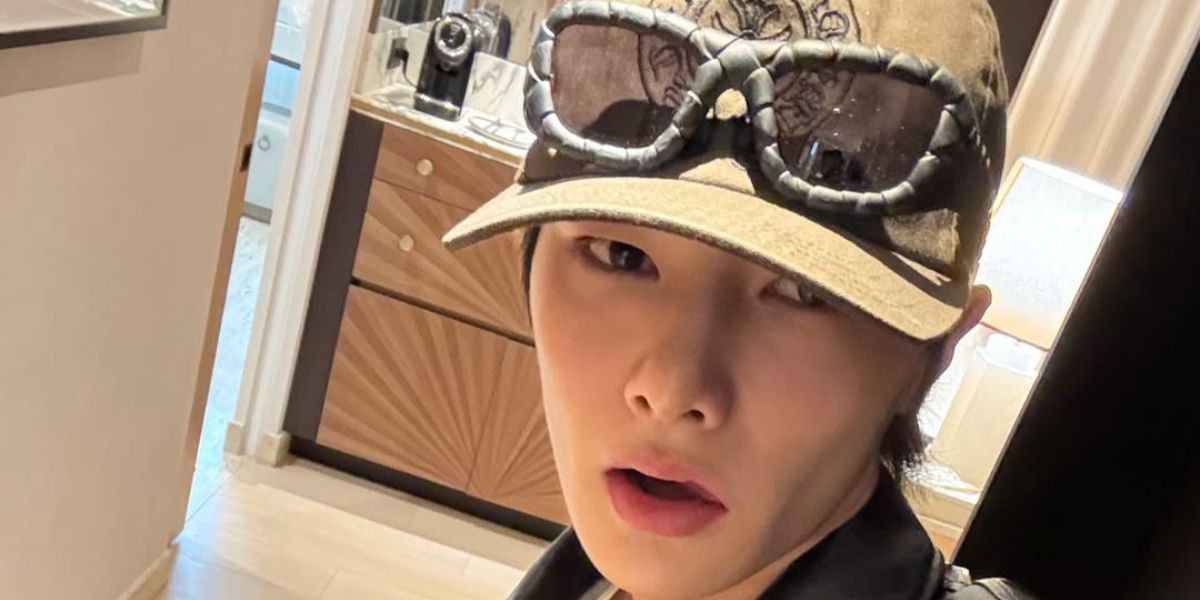 South Korean singer I.N. of K Pop group Stray Kids was seen wearing black Bottega Veneta BV1303S 001 intrecciato sunglasses in his Instagram post, September 2025. Shop online now on Pretavoir