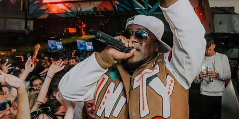 IYAZ was seen wearing ruthenium Ray-Ban Aviator 3025 004/51 sunglasses with Grey/Brown Gradient lenses during his performance in Cardif