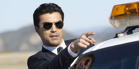Actor Ian Anthony Dale was seen wearing gold Oliver Peoples Benedict OV1002S 5037/BH sunglasses with green lenses in TV series "The Event". Shop online now on Pretavoir