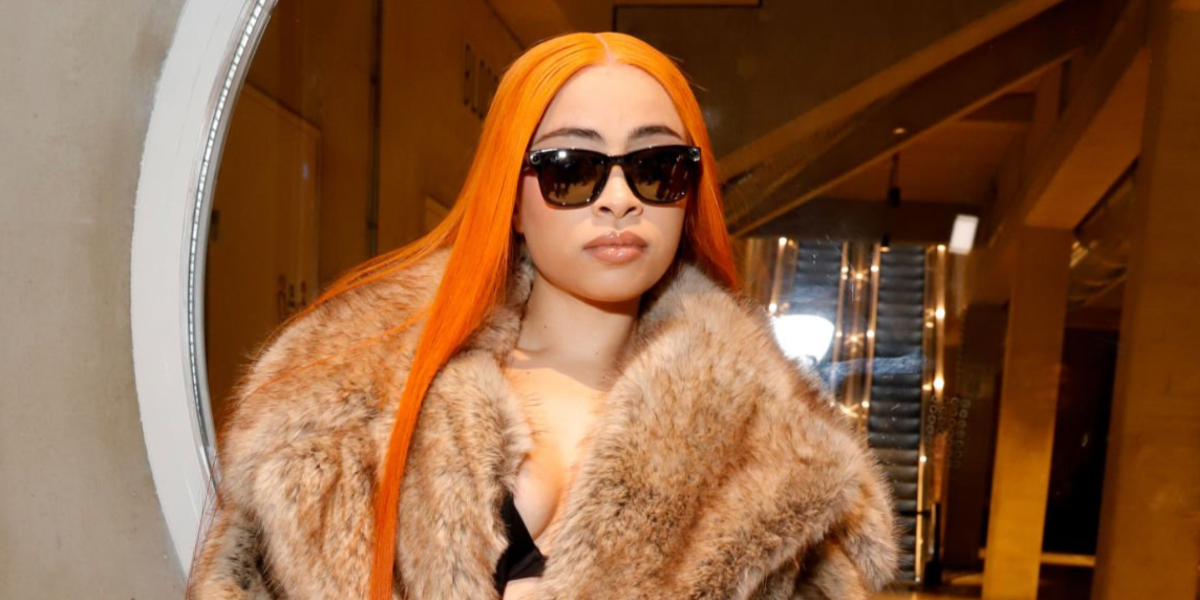Ice Spice was seen wearing Ray-Ban Meta x Coperni Wayfarer RW4006S 66506G Limited Edition Smart Glasses at the Coperni Fall 2025 fashion show during Paris Fashion Week. Shop online now on Pretavoir