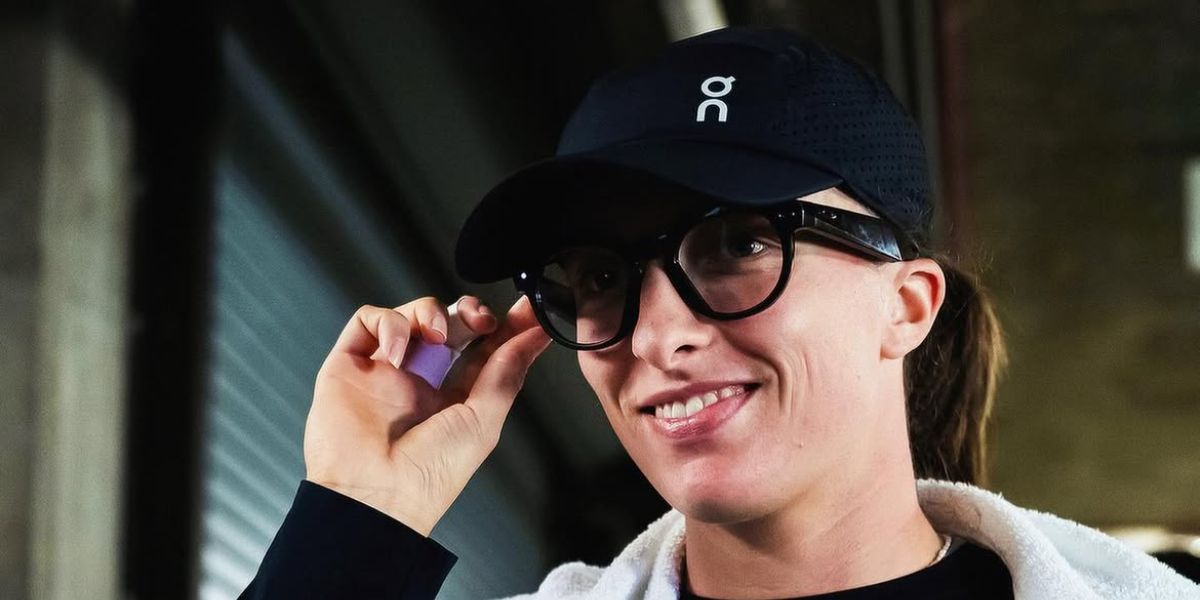Iga Swiatek was seen wearing black Oakley Meta Hstn OW8002 07 Smart Glasses in her Instagram post, March 2026
