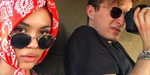 American-Danish model Isabella Peschardt (pictured left) was seen wearing Ray-Ban Round Metal RB 3447N 001 sunglasses. Shop online now on Pretavoir