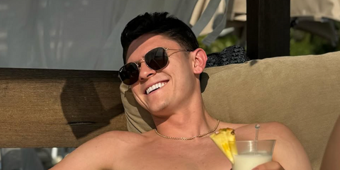 Mexican footballer Israel Reyes was seen wearing gold Ray-Ban Hexagonal RB 3548N 001/58 Polarised sunglasses in his Instagram post, June 2024. Shop online now on Pretavoir