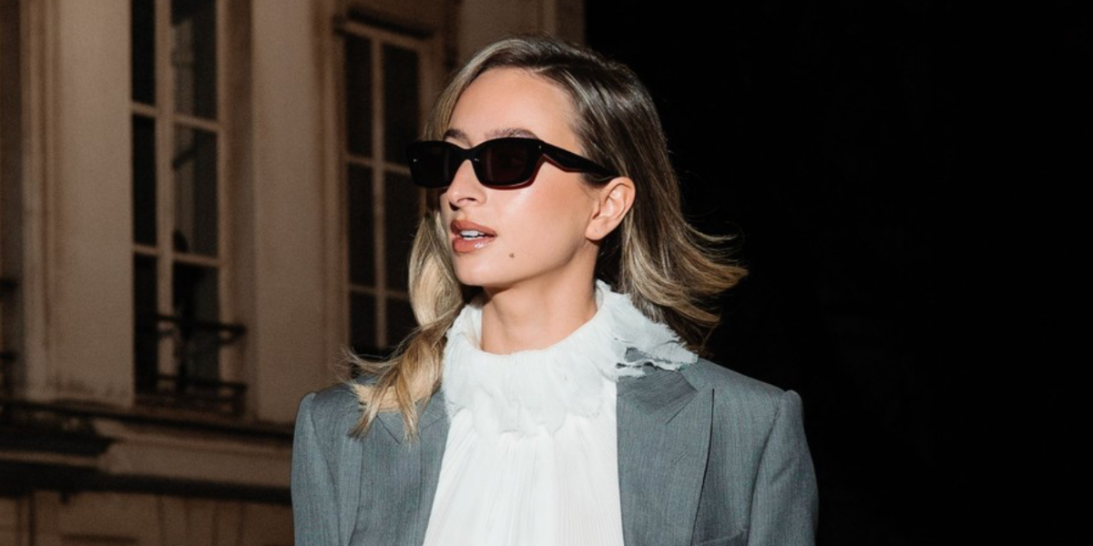 French digital creator Isabelle Allain, widely known as Izzipoopi, was seen wearing black Alexander McQueen AM0474S 001 sunglasses at the Alexander McQueen Fall/Winter 2025 fashion show during Paris Fashion Week. Shop online now on Pretavoir