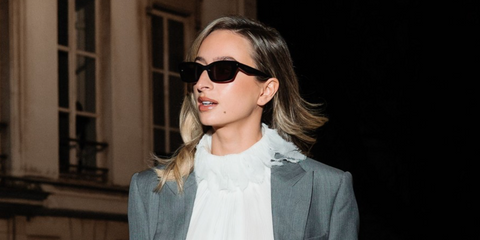 French digital creator Isabelle Allain, widely known as Izzipoopi, was seen wearing black Alexander McQueen AM0474S 001 sunglasses at the Alexander McQueen Fall/Winter 2025 fashion show during Paris Fashion Week. Shop online now on Pretavoir