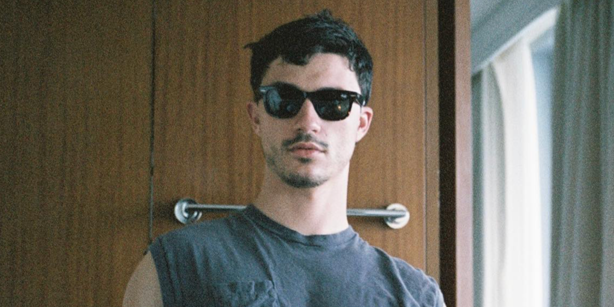 Model and artist Jacob Bixenman was seen wearing tortoiseshell Ray-Ban Wayfarer 2140 902 sunglasses with green lenses in his Instagram post, October 2023.