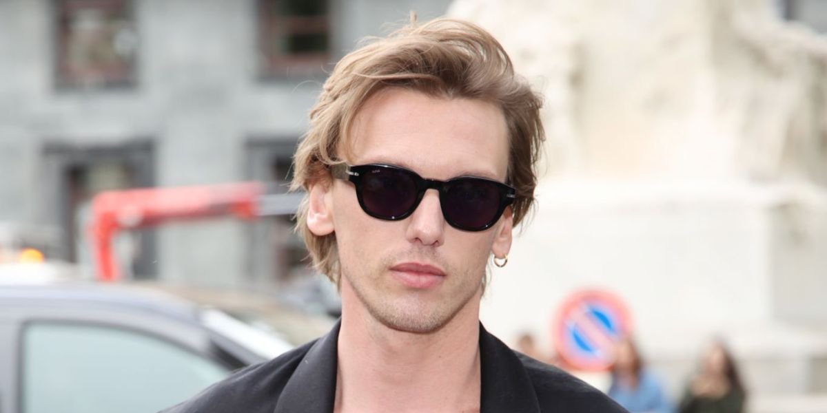 Actor and model Jamie Campbell Bower was seen wearing black Hugo Boss 1717/S QF61I sunglasses at the BOSS Spring/Summer 2025 fashion show during Milan Fashion Week. Shop online now on Pretavoir