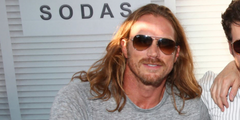 Actor Jason Lewis was seen wearing Ray-Ban Aviator 3025 004/51 Grey/Brown Gradient sunglasses at the Comic Con 2017 in San Diego.