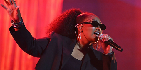 Jazmine Sullivan was seen wearing black Gucci GG1527S 001 sunglasses onstage at  the Essence Festival Of Culture 2025 in New Orleans, Louisiana.