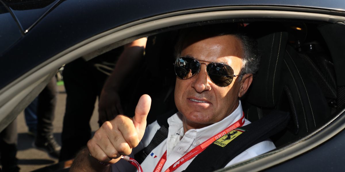 Former Formula racing driver Jean Alesi was seen wearing Ray-Ban Aviator RB 3025 W0879 Gunmetal/Green sunglasses. Shop online now on Pretavoir