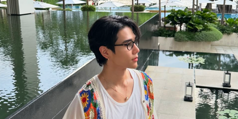 Thai singer Jeff Satur was seen wearing dark tortoiseshell Ray-Ban Bernard RB 2230 902/GH round sunglasses in his Instagram post