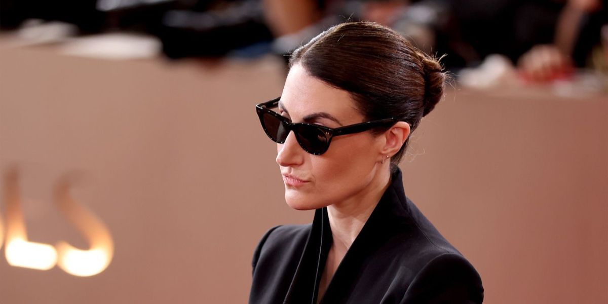 Television writer and comedian Jen Statsky was seen wearing black Oliver Peoples Avelin OV5541SU 1005/P2 Polarised sunglasses at the Golden Globes 2026.