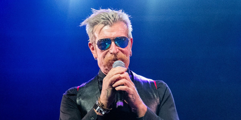 Musician Jesse Hughes of Eagles of Death Metal was seen wearing black Ray-Ban Aviator Large Metal RB 3025 002/4O sunglasses with blue mirrored lenses at the "Above Ground 4" Benefit Concert in Los Angeles, October 2025. Shop online now on Pretavoir