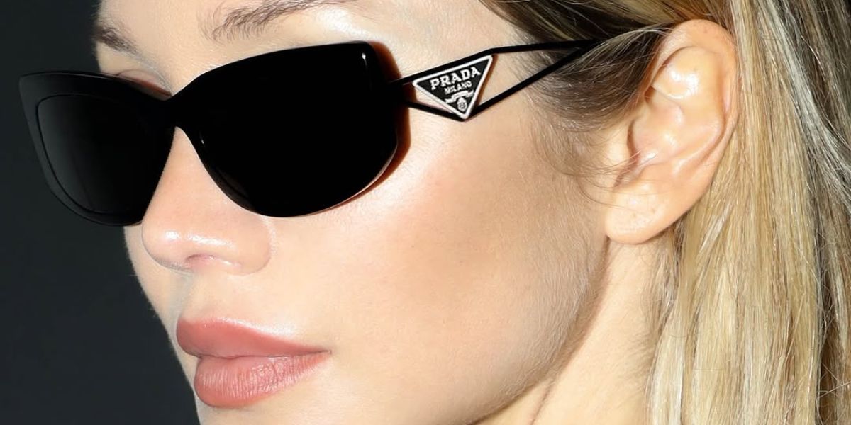 Jessie Andrews was seen wearing black Prada PR 14YS 1AB5S0 rectangular sunglasses with Prada triangle logo on the temple in her social media post