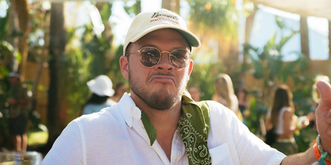 Actor and comedian Jimmy Tatro was seen wearing Ray-Ban Round Metal RB 3447 9202/B1 sunglasses with grey lenses in his Instagram post, April 2022.