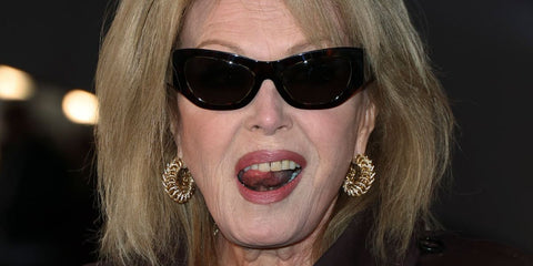 Joanna Lumley was seen wearing tortoiseshell Burberry BE4450U 3002/73 sunglasses at the Burberry Spring/Summer 2026 fashion show during London Fashion Week. Shop online now on Pretavoir